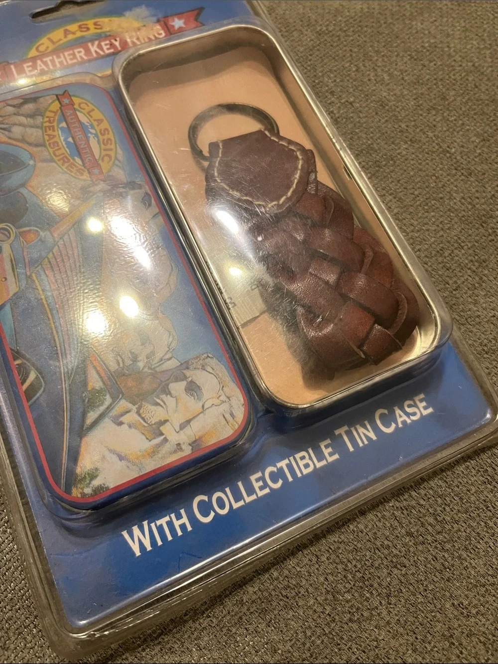 Mount  Rushmore Collection Tin / leather key chain vintage